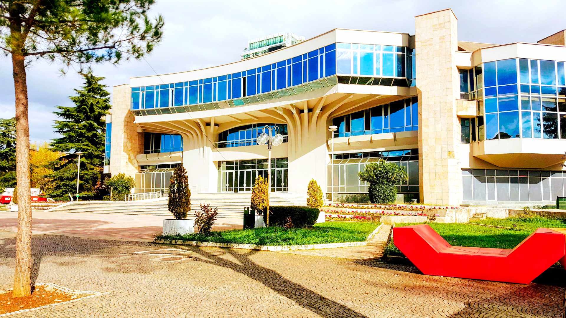 You are currently viewing 19 Fascynujących Ciekawostek o Tiranie w Albanii