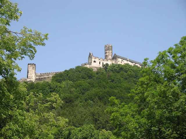 Read more about the article Zamek Bezděz: Cisza, Historia i Magiczne Uroki