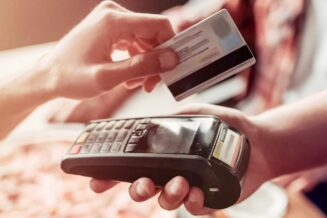 Płatność kartą w barze