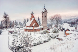 7 top atrakcji w Karpaczu dla dzieci zimą Kościół Wang zimą